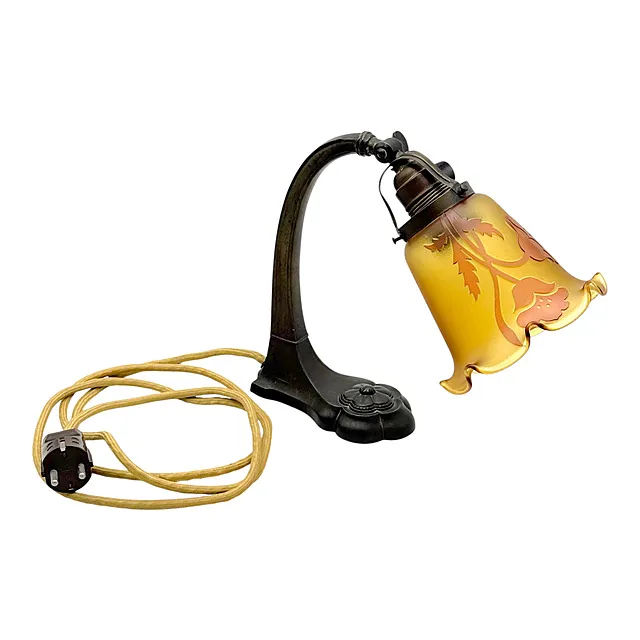 Lampe de table, pied en métal lobé avec rosette florale, bras courbé, abat-jour en verre à décor floral