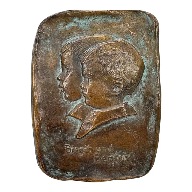 Grete Krämer-Zschäbitz, relief en bronze « Birgit et Beatrix », deux têtes d'enfants de profil, plaquette 1963