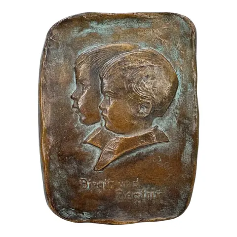 Grete Krämer-Zschäbitz, relief en bronze « Birgit et Beatrix », deux têtes d'enfants de profil, plaquette 1963