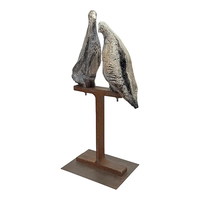 Monogrammiste « RK », Deux oiseaux stylisés sur poutre en I en acier, pâte à modeler, daté 2006