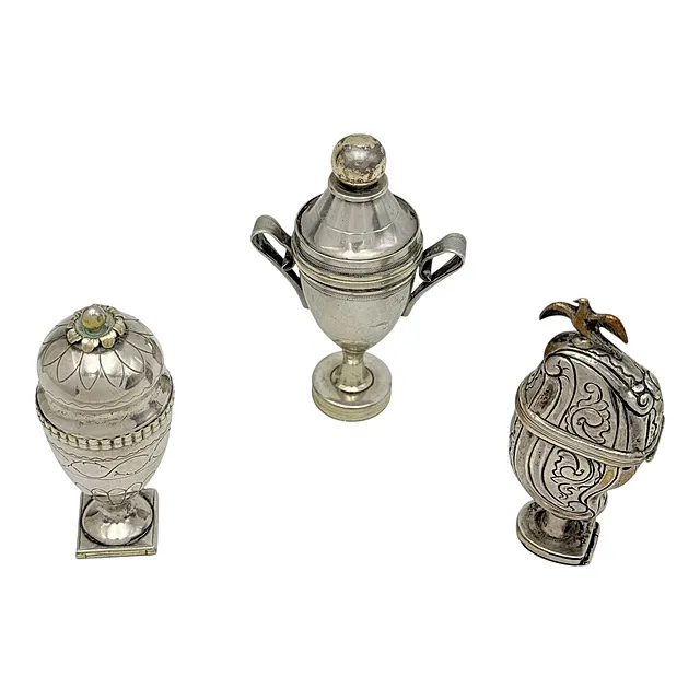 Trois boîtes à parfum, argent, intérieur doré, forme d'urne et de coupe, une avec aigle, 18e/19e s.