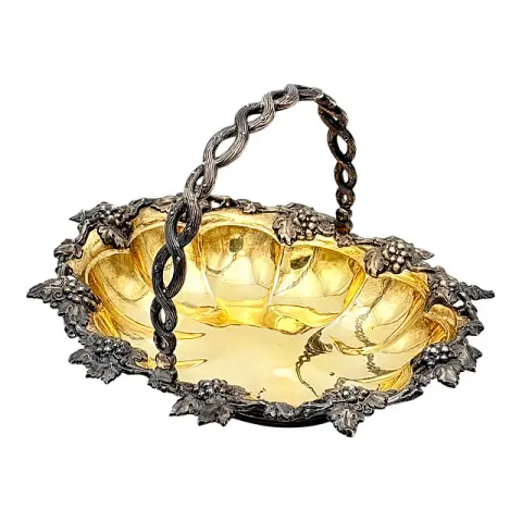 Coupe à anses 13 lot argent, bord à feuilles de vigne et raisins, anses en branchages, intérieur doré, 19e s.