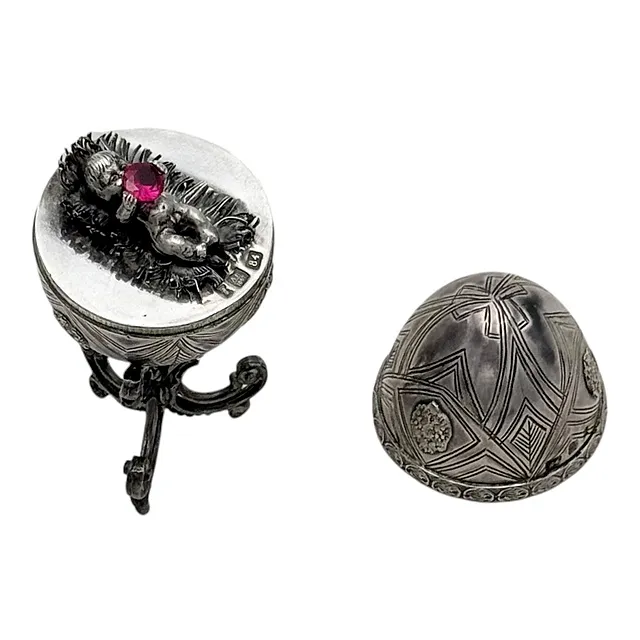 Œuf de Pâques russe sur support, argent 84 zolotniks, aigle double, enfant sur lit de paille, daté 1867