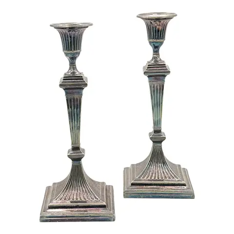William Hutton & Sons, paire de bougeoirs, argenté, fût cannelé, Sheffield, probablement vers 1900