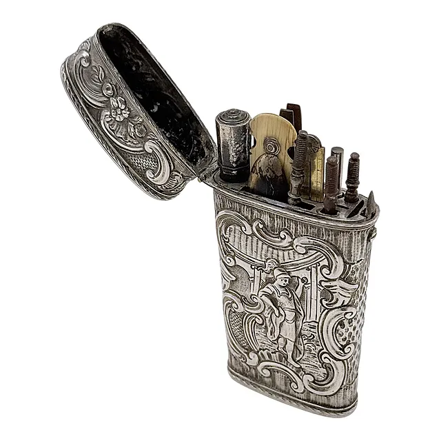 Nécessaire de voyage, argent, étui avec relief rocaille et figures, douze outils miniatures, style rococo