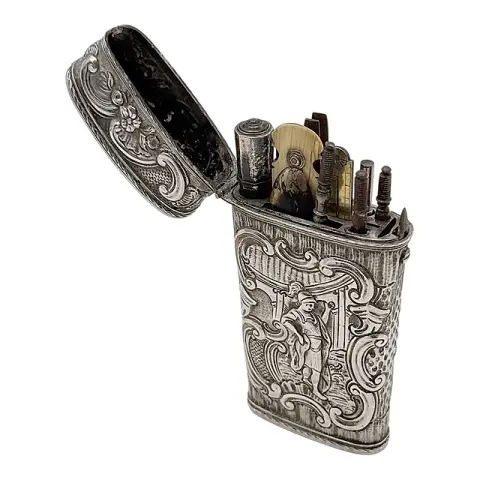 Nécessaire de voyage, argent, étui avec relief rocaille et figures, douze outils miniatures, style rococo