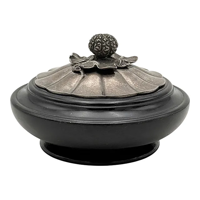 Boîte à couvercle française, bois laqué noir, couvercle en argent 950 avec tête de Minerve, bouton en forme de fruit