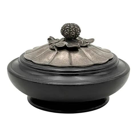 Boîte à couvercle française, bois laqué noir, couvercle en argent 950 avec tête de Minerve, bouton en forme de fruit