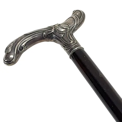 Canne de style Art nouveau avec pommeau en argent à ornementation florale et fût en bois foncé