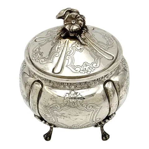 Boîte à sucre en argent 833, joaillier Casa Castro São Paulo, boîte à couvercle avec rocailles et bouton floral