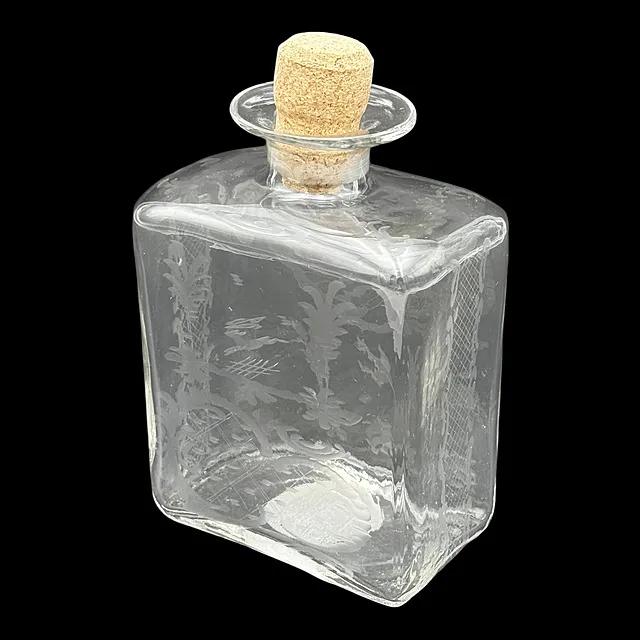 Flacon à schnaps quadrangulaire en verre clair avec décor gravé, rinceaux, cartouche et treillis