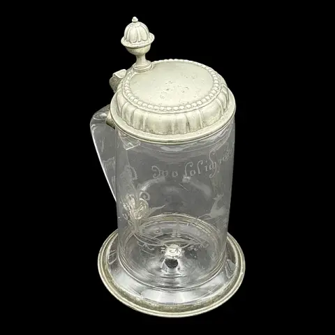 Chope en verre gravé avec couvercle en étain et anneau en étain, décor gravé avec devise « Wo sol ich nun hin »