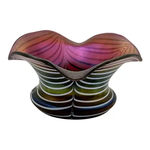 Poschinger, coupe en verre violet foncé irisé, décor de fils blancs au trait de plume, style Art nouveau