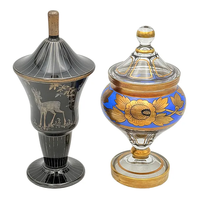 Deux coupes à couvercle, verre noir avec décor argenté cerf et biches, verre clair avec bandeau floral