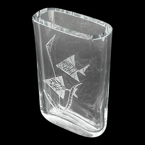 Vase en verre Erik Strömberg avec décor de poisson gravé, Suède, signé