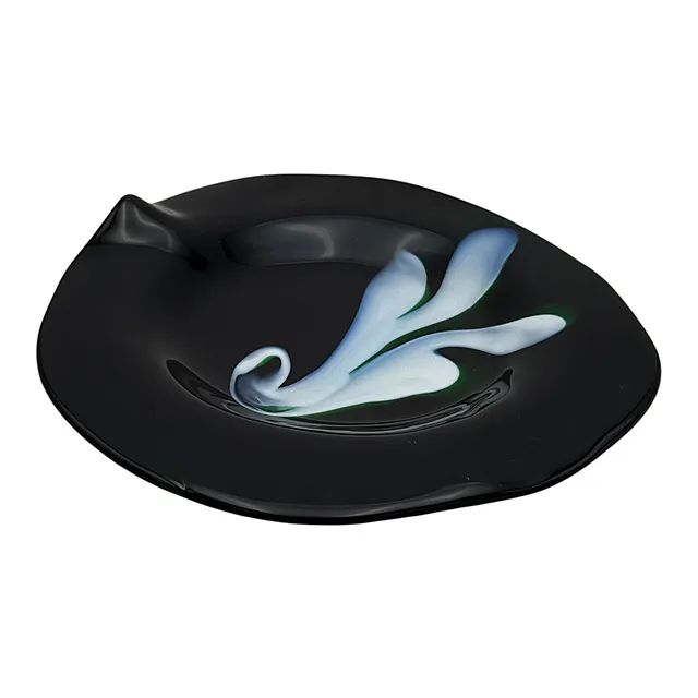 Hans Jürgen Richartz, assiette en verre de forme libre, Mathildenhütte Solingen, noire à décor blanc