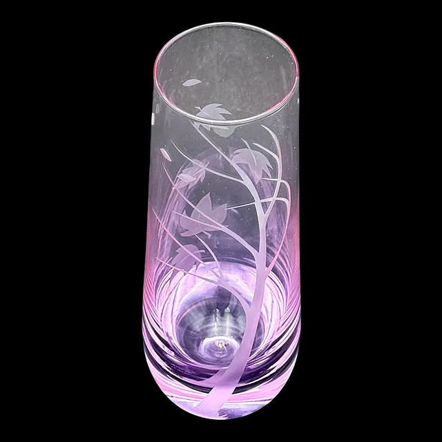 Caithness, vase en verre, décor probablement « Autumn Leaves », feuilles d'automne gravées, verre violet