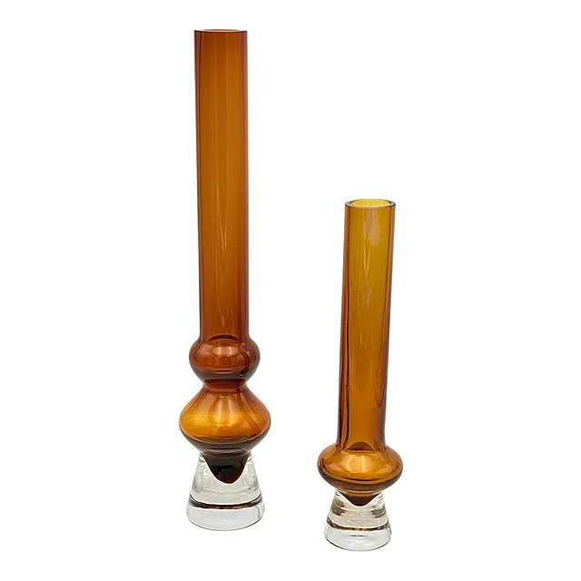 Marquis by Waterford, zwei hohe Knospenvasen der Serie „Samba“, Amberglas auf massivem farblosem Fuß