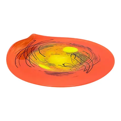 Grande assiette en verre orange rouge avec ovales jaunes et lignes filiformes brun foncé, signée, datée 2004