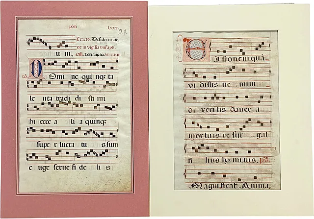 Feuille de graduel et d'antiphonaire, manuscrit de chant sur parchemin avec initiales, probablement fin du 15e siècle