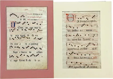 Feuille de graduel et d'antiphonaire, manuscrit de chant sur parchemin avec initiales, probablement fin du 15e siècle