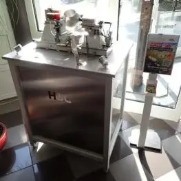 Modell einer Kugeldreh- und Schleifmaschine