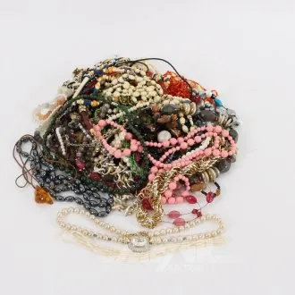 Gr. Konvolut Modeschmuck-Ketten