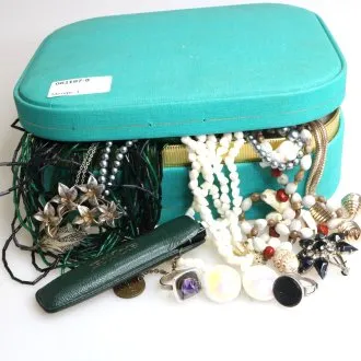 Konvolut Modeschmuck im grünen Schmuckkoffer