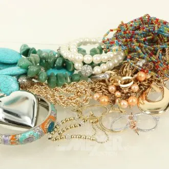 Konvolut Modeschmuck im schwarzen Schmuckkoffer