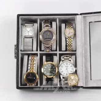7 montres-bracelets dans une petite vitrine