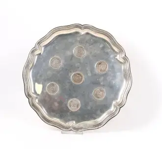 Serviertablett mit 7 Silbermünzen