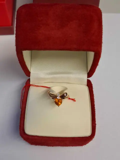 1 ring *** 18 karat rosaguld *** med besætning af tre små brillanter ** Wempe
