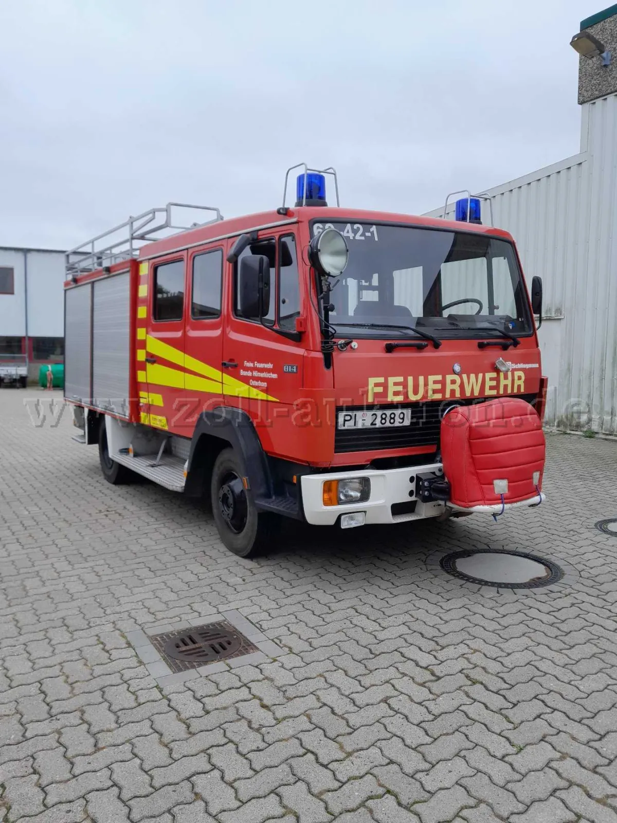 1 辆梅赛德斯-奔驰 MB 814 LF8 配 Schlingmann 上装