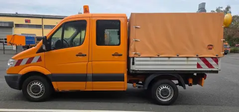 1 辆 Mercedes Benz 轻型卡车敞厢式 906BA30 DOKA