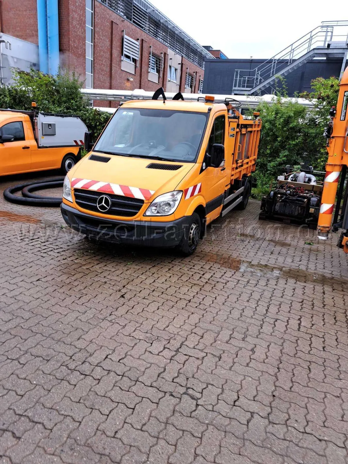 1 辆 MB Sprinter 516 CDI 4x2 垃圾车(有条件可行驶)