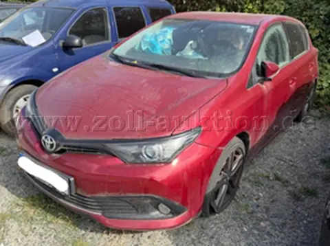 1 Toyota Auris (E18) Team D