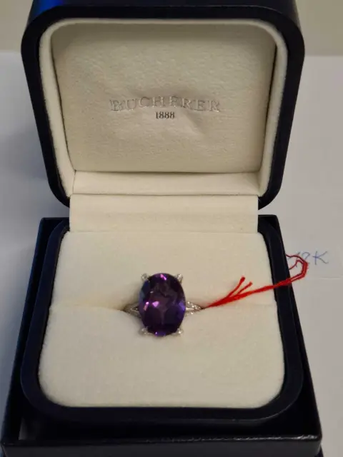 1 ring *** 18 karat hvidguld *** med besætning af violet farvesten ** Bucherer
