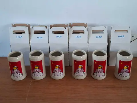 6 Oktoberfest-tuoppia ilman tinakantta, vuosituoppeja 1998, valmistaja: Rastal