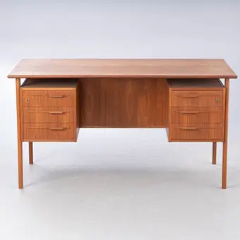 IMHA MØBLER. Escritorio de teca, Dinamarca, años 1960.