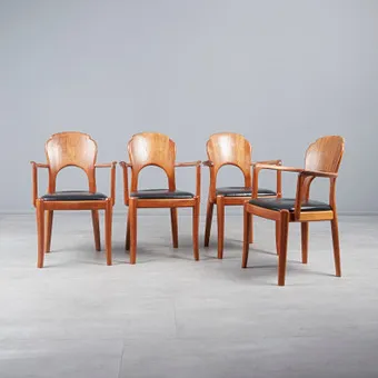 NIELS KOEFOED. 风格仿制。椅子套装,扶手椅 / 餐椅,柚木,皮革,1960年代,丹麦。(4)。