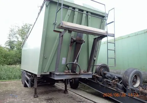 1辆三轴半挂车，自卸式，制造商Lück，型号SKM35，车牌：WTM-UY 90，首次登记：2010年12月22日，年检至07/27，车架号：…