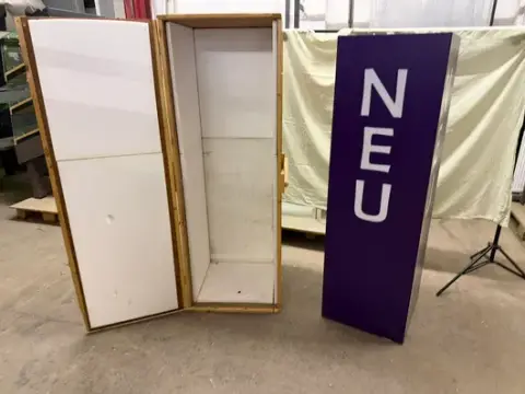 Feliratos fényreklám