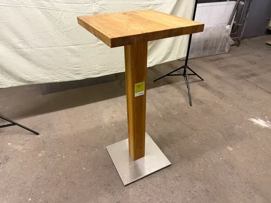 Staantafel van massief eiken