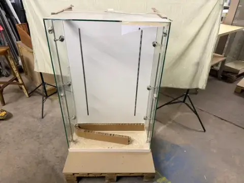 Glazen vitrinekast DEFECT incl. verlichting
