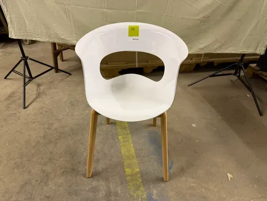 Sillón blanco con patas de madera