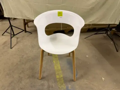 Sillón blanco con patas de madera