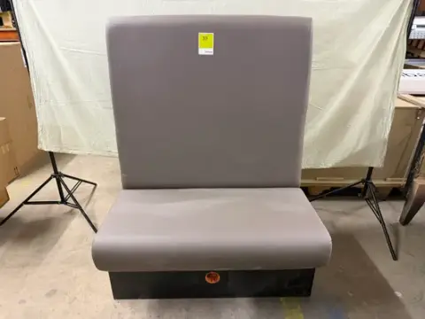 Banco de asiento empotrado marrón con respaldo alto