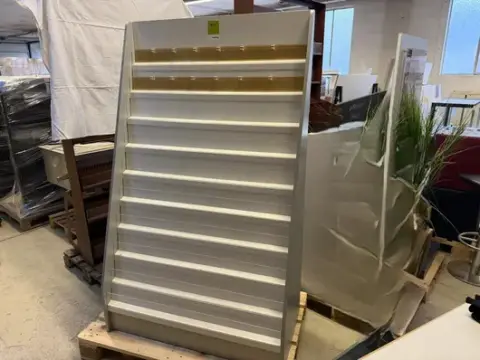 Kartlar vb. için beyaz sunum mobilyası
