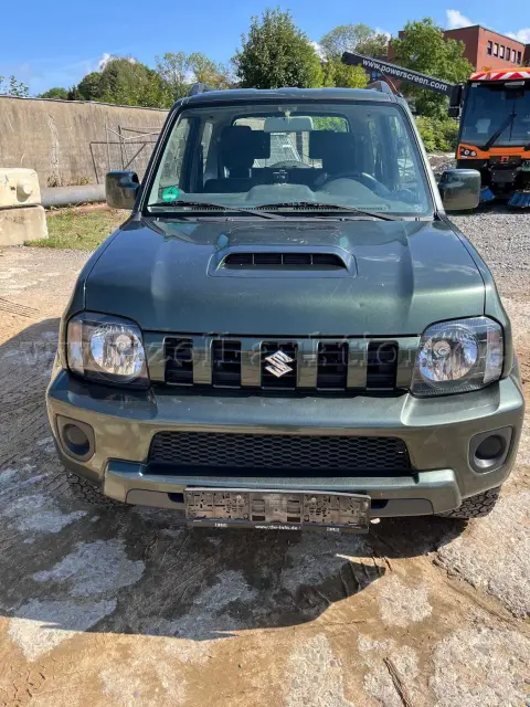 1 سيارة Suzuki Jimny 4x4 مع قارنة سحب 1,3L FJ 2017
