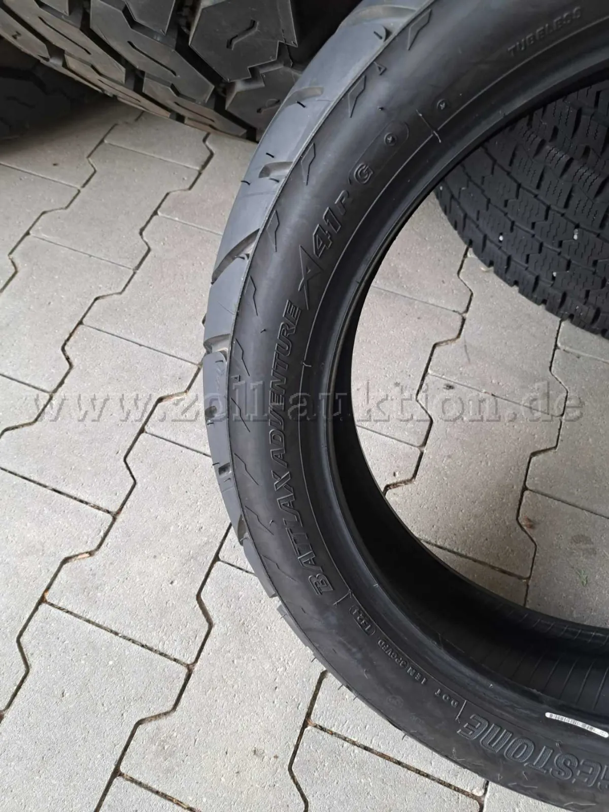 1 套 Bridgestone 摩托车轮胎，150/70 R17，69V 后轮，M/C